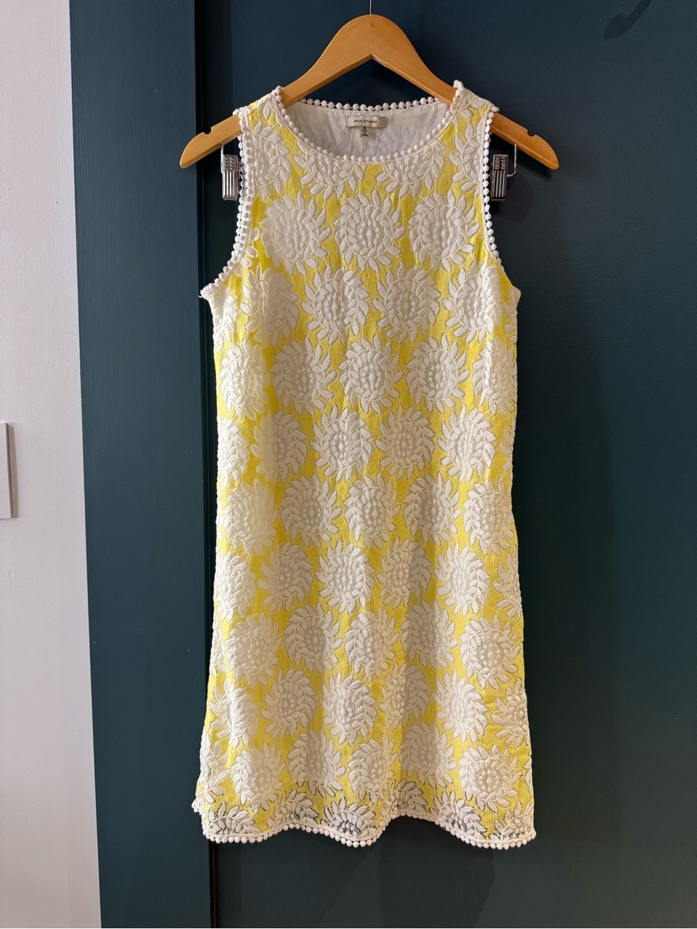 Max Studio SZ XS White/Lemon Yellow Lacy Floral Overlay Sleeveless Shift Dress